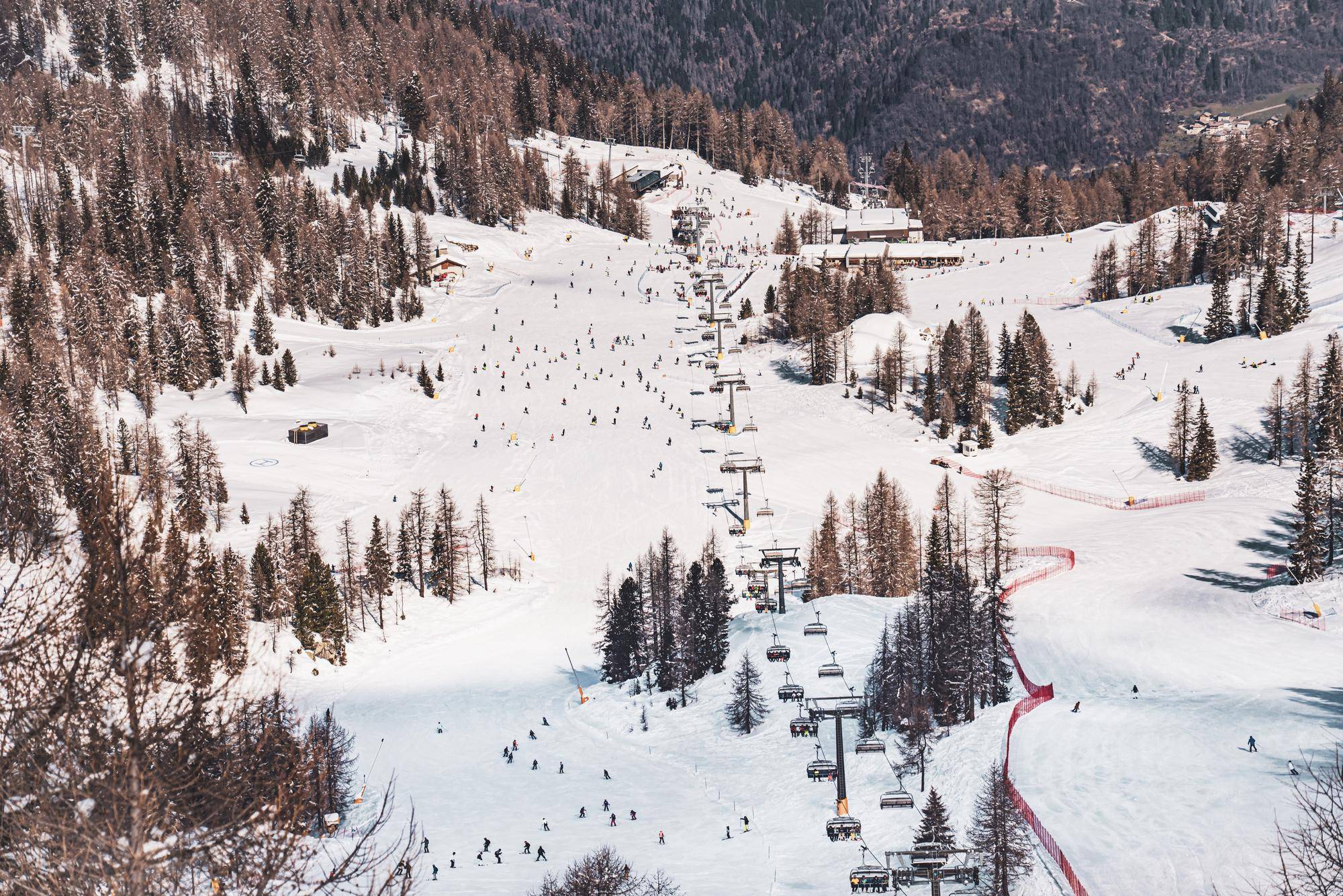 Atrakcje i warunki narciarskie podczas jazdy na nartach w Beskidach